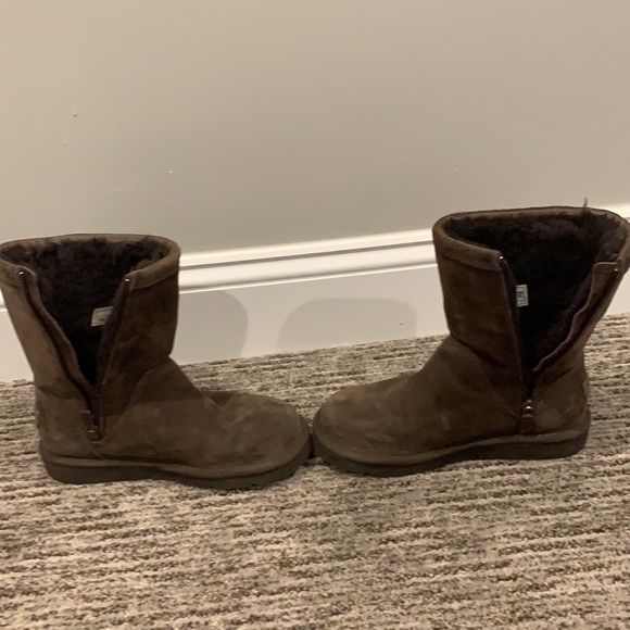 UGG Classic Short Duel Zip (Size 5) - Picture 3 of 4